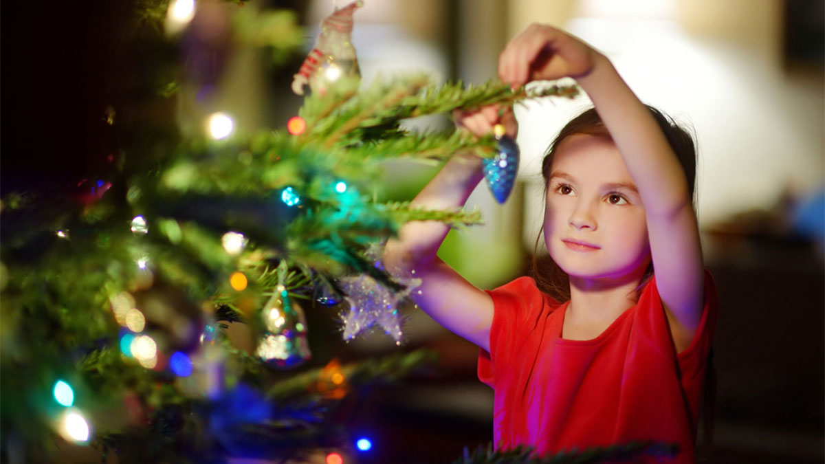 girl-decorating-christmas-tree