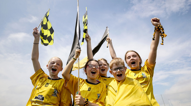 Young hurling players wearing yellow jerseys